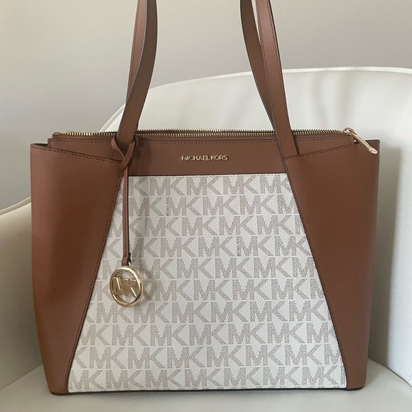 Michael Kors Shoulder Bag❗️CLOSET CLEAR OUT❗️PRICED TO SELL - Picture 5 of 11